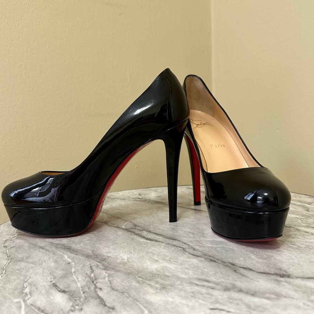 Women's shoes, in excellent condition .